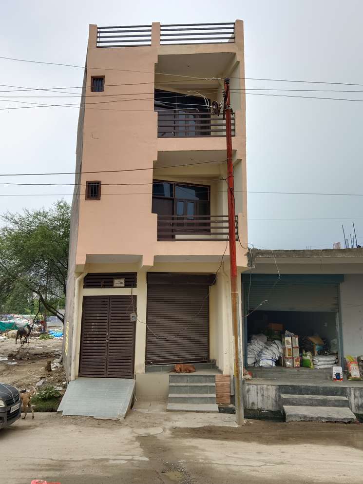 5 Bedroom 60 Sq.Yd. Independent House in Sharafabad Noida