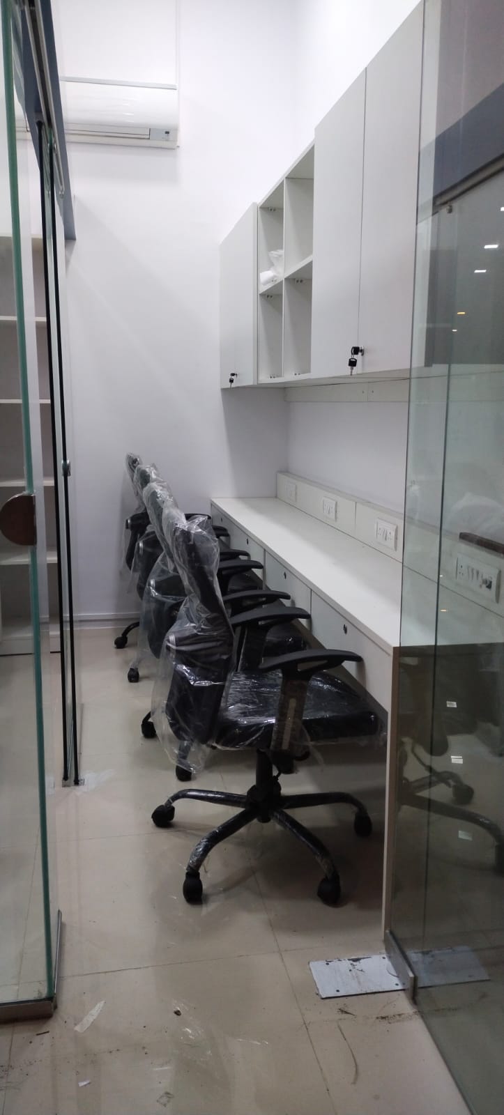 Rental Commercial Office Space 100 Sq.Ft. in Express Zone, Malad East
