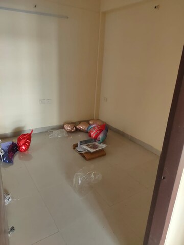 Room in 3 BHK Apartment at Mansarovar – for Rent