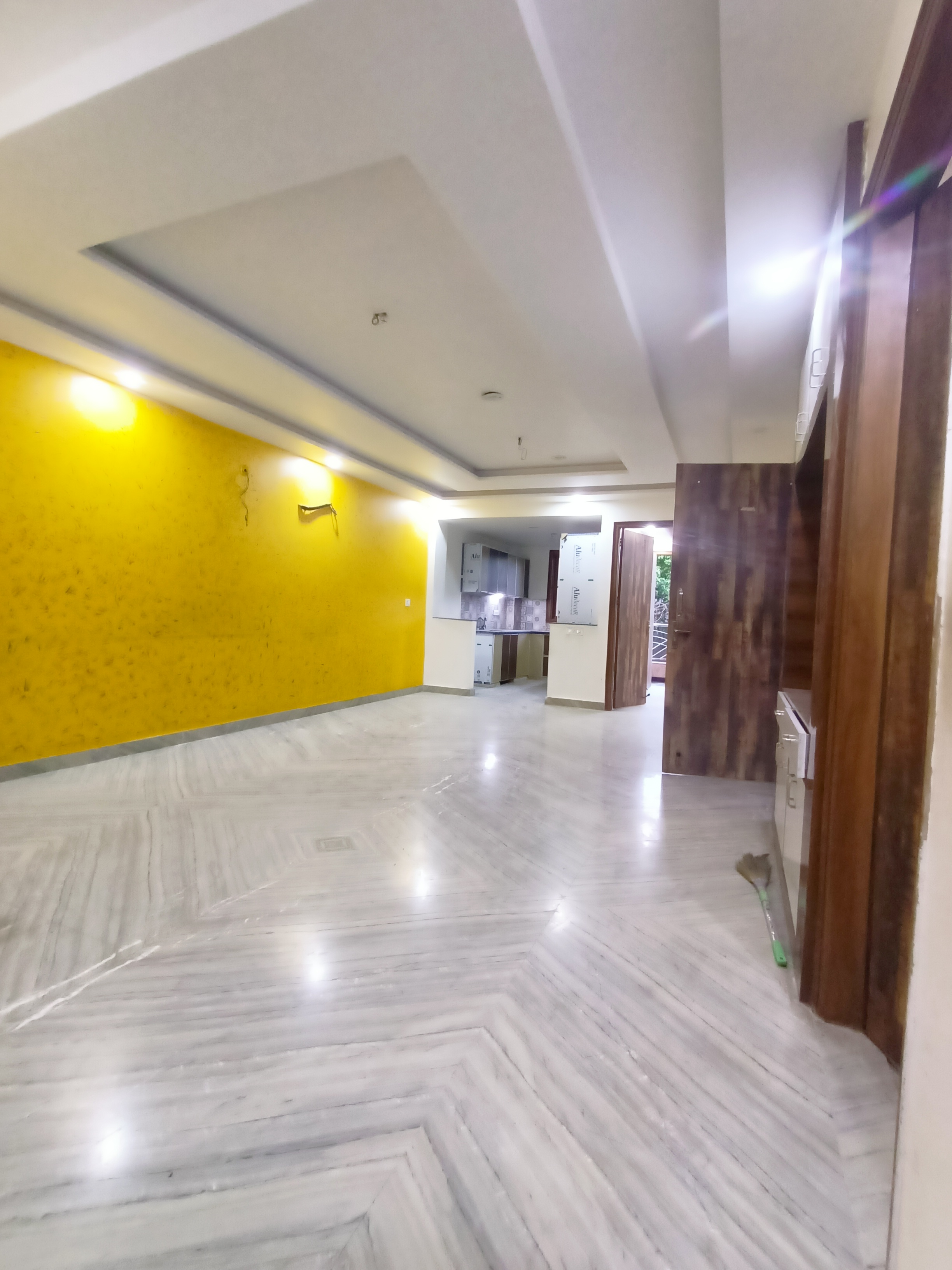 Resale 3.5 Bedroom 1600 Sq.Ft. Builder Floor in Subhadra Colony Delhi