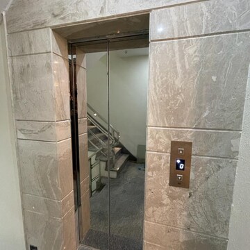Lift in 3 BHK Apartment at Sector 63 – for Rent