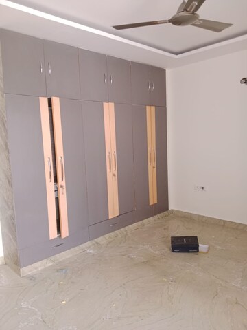 Room in 3 BHK Builder Floor at Janakpuri – for Rent