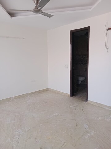 Room in 3 BHK Builder Floor at Janakpuri – for Rent