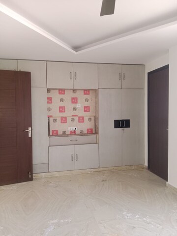 Room in 3 BHK Builder Floor at Janakpuri – for Rent
