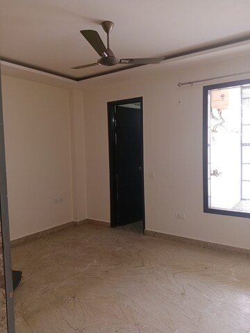 Room in 3 BHK Builder Floor at Janakpuri – for Rent