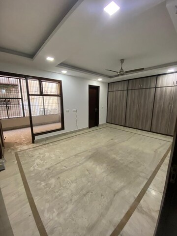 Room in 4 BHK Builder Floor at Janakpuri – for Rent