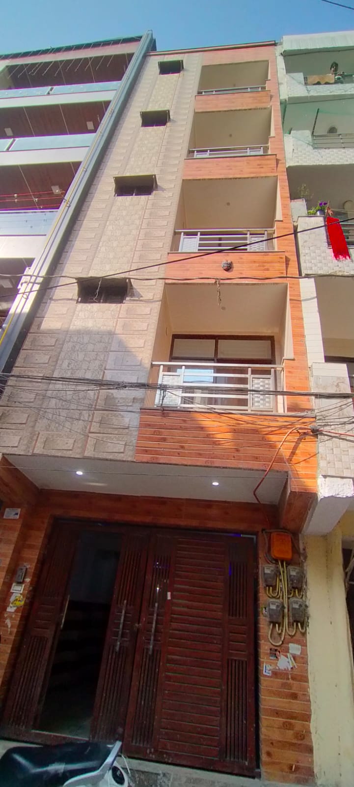 Resale 6 Bedroom 60 Sq.Yd. Independent House in Dwarka Mor Delhi 5680133