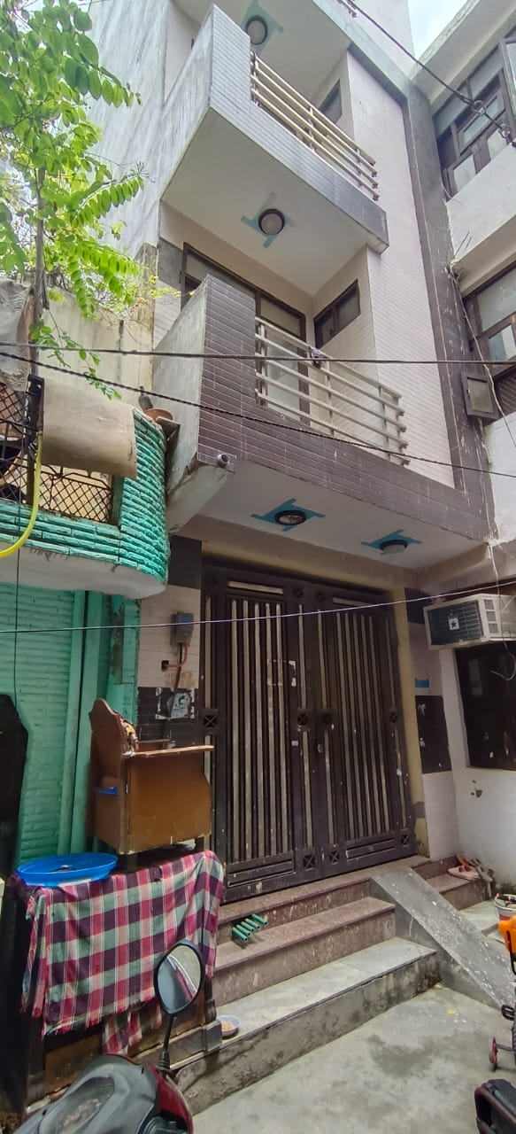 Resale 4 Bedroom 38 Sq.Yd. Independent House in Dwarka Mor Delhi 5697684