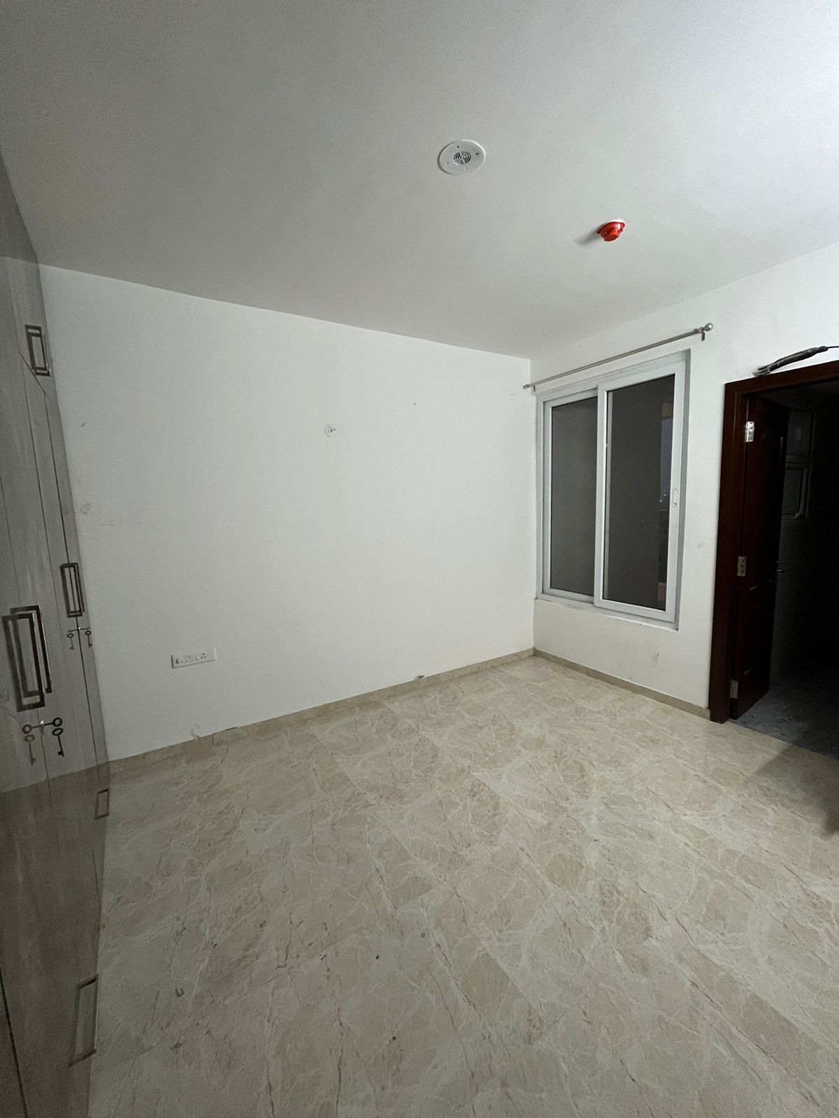 Rental 3 Bedroom 1900 Sq.Ft. Apartment in Omaxe Royal Residency, Sector