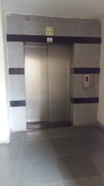 Lift in 2 BHK Apartment at Gomti Nagar – for Rent