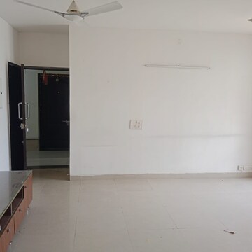 Room in 3 BHK Apartment at Unitech Uniworld Resorts-The Residences, Sector 33 – for Rent