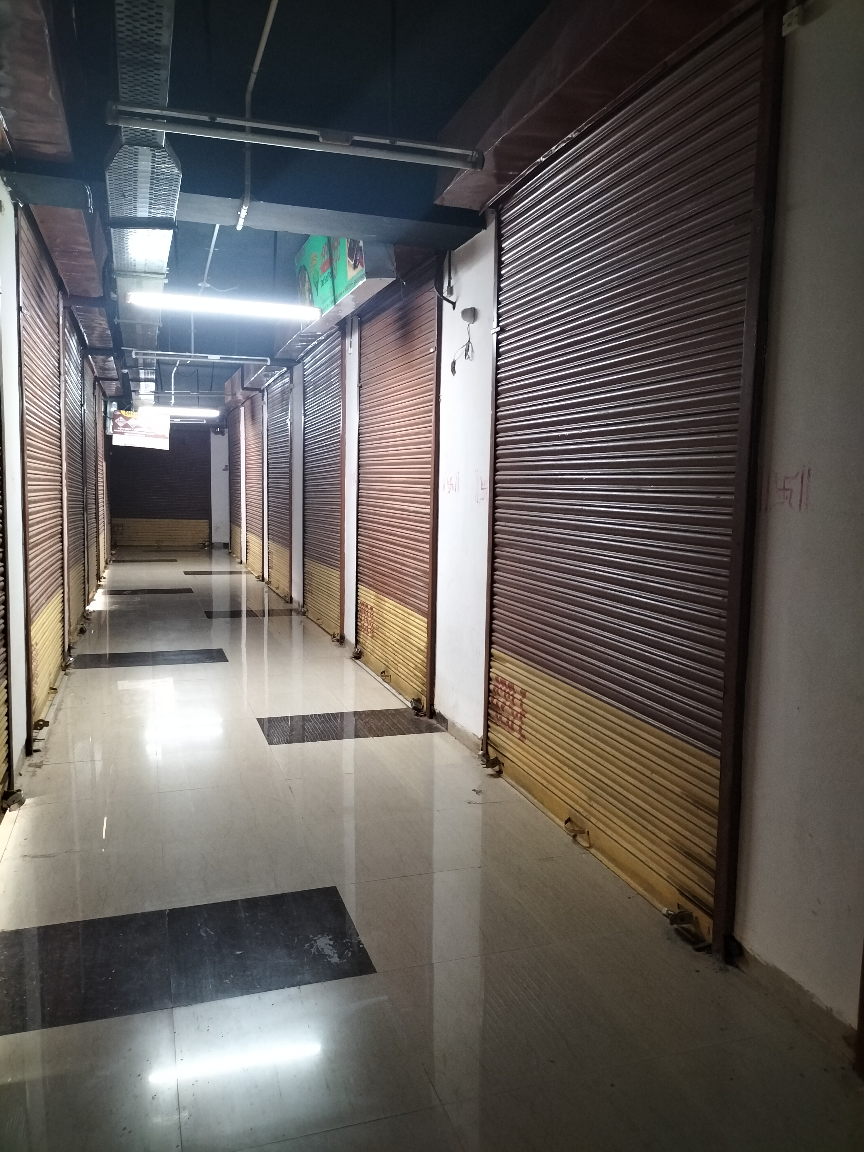 Retail Shop For Sale in Shopping Square 