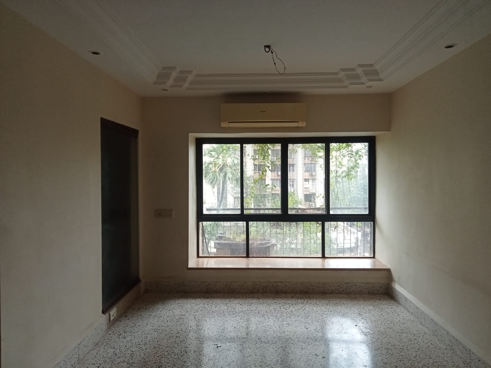 Resale 3 Bedroom 868 Sq.Ft. Apartment in Lokhandwala Whispering Palms, Kandivali East Mumbai