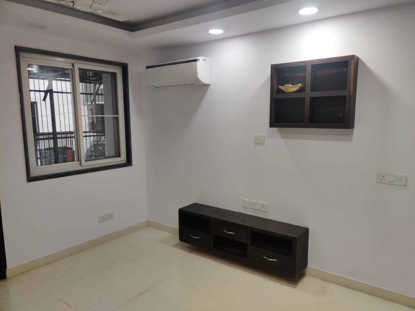 Rental 4 Bedroom 280 Sq.Yd. Builder Floor in Kirti Nagar Delhi 5775032