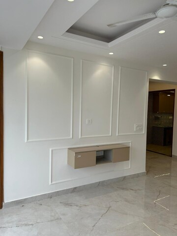 Room in 3 BHK Apartment at East Of Kailash – for Rent