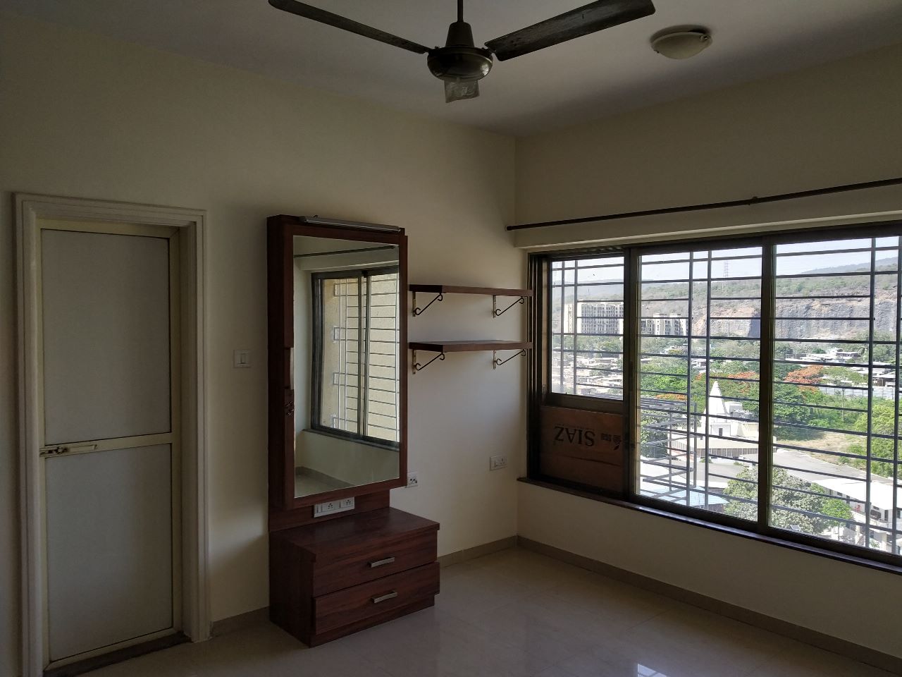 Resale 3 Bedroom 1500 Sq.Ft. Apartment in Raheja Willows, Kandivali
