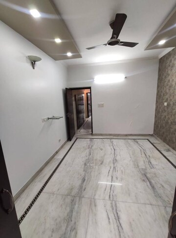 Room in 3 BHK Builder Floor at Janakpuri – for Rent