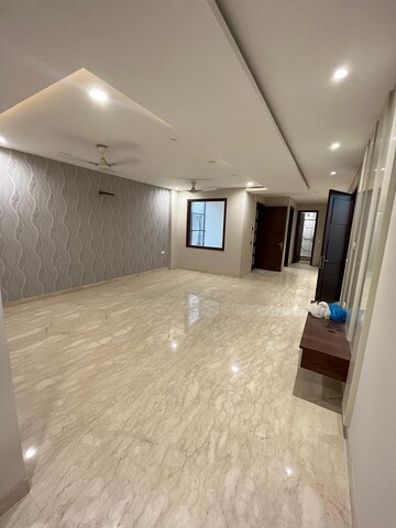 Room in 4 BHK Builder Floor at Janakpuri – for Rent