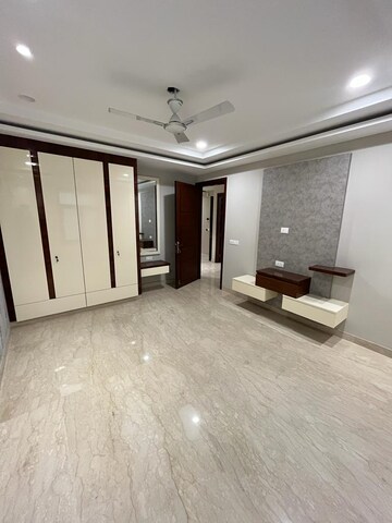Room in 4 BHK Builder Floor at Janakpuri – for Rent