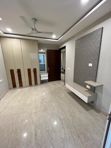 Room in 4 BHK Builder Floor at Janakpuri – for Rent