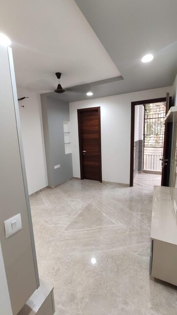 Room in 4 BHK Builder Floor at Janakpuri – for Rent
