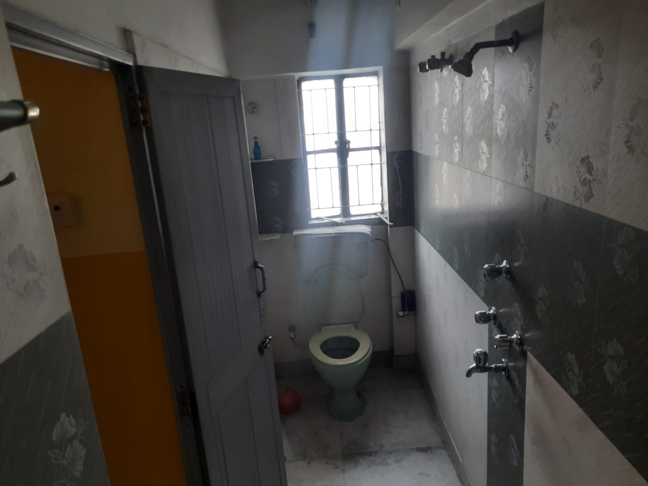 Rental Commercial Shop 340 Sq.Ft. in Elliot Road Kolkata 5805222