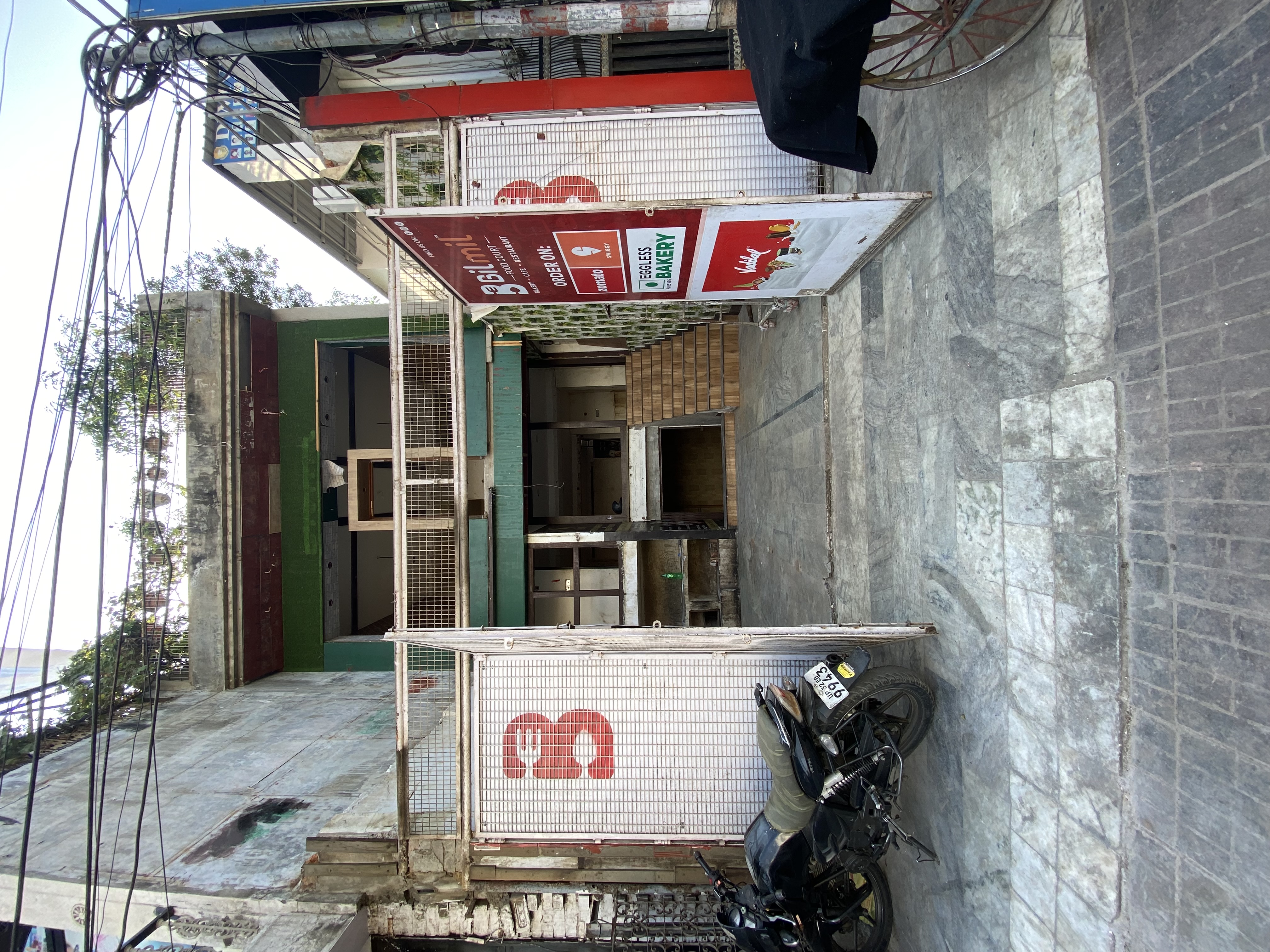 Rental Commercial Shop 2000 Sq.Ft. in Chowk Lucknow 5807538