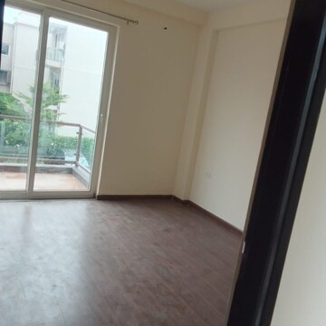Room in 3 BHK Apartment at BPTP Amstoria, Sector 102 – for Rent