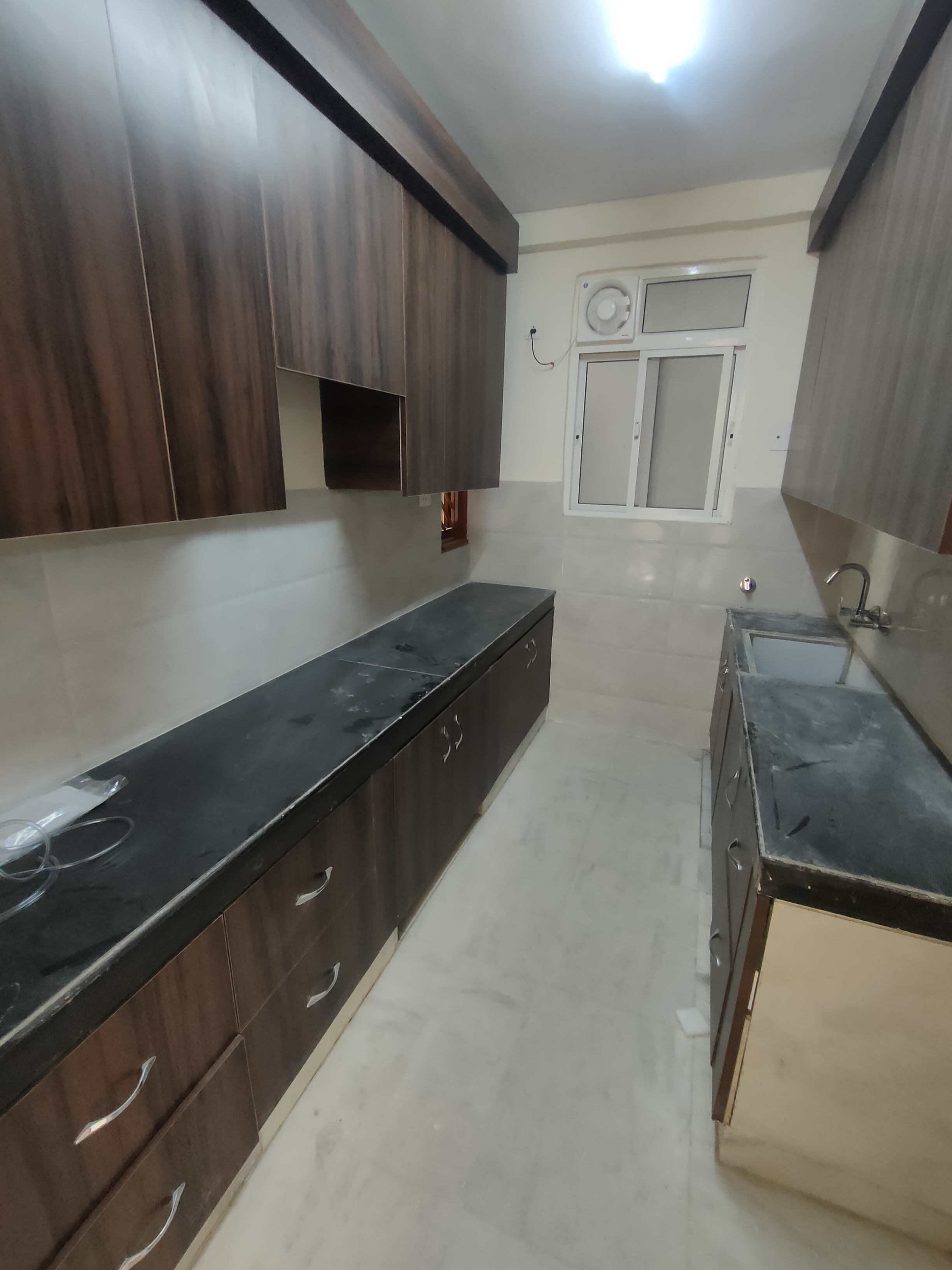 Rental 2.5 Bedroom 1200 Sq.Ft. Apartment in Green Tower Apartments