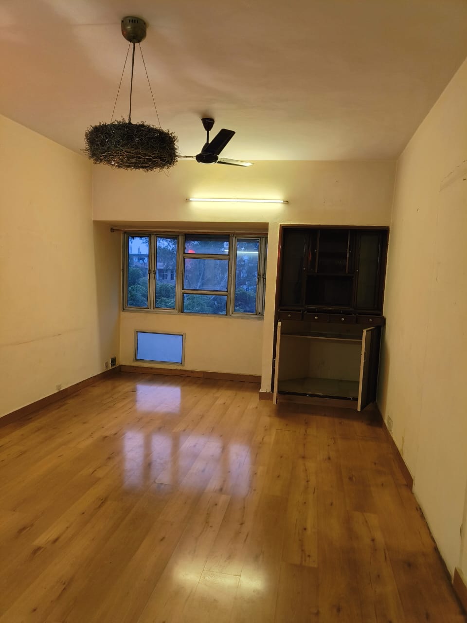 Resale 2.5 Bedroom 1200 Sq.Ft. Apartment in Azad Apartments, Hauz Khas