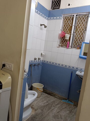 Attached Bathroom in 1 BHK Builder Floor at Lajpat Nagar 4 – for Rent
