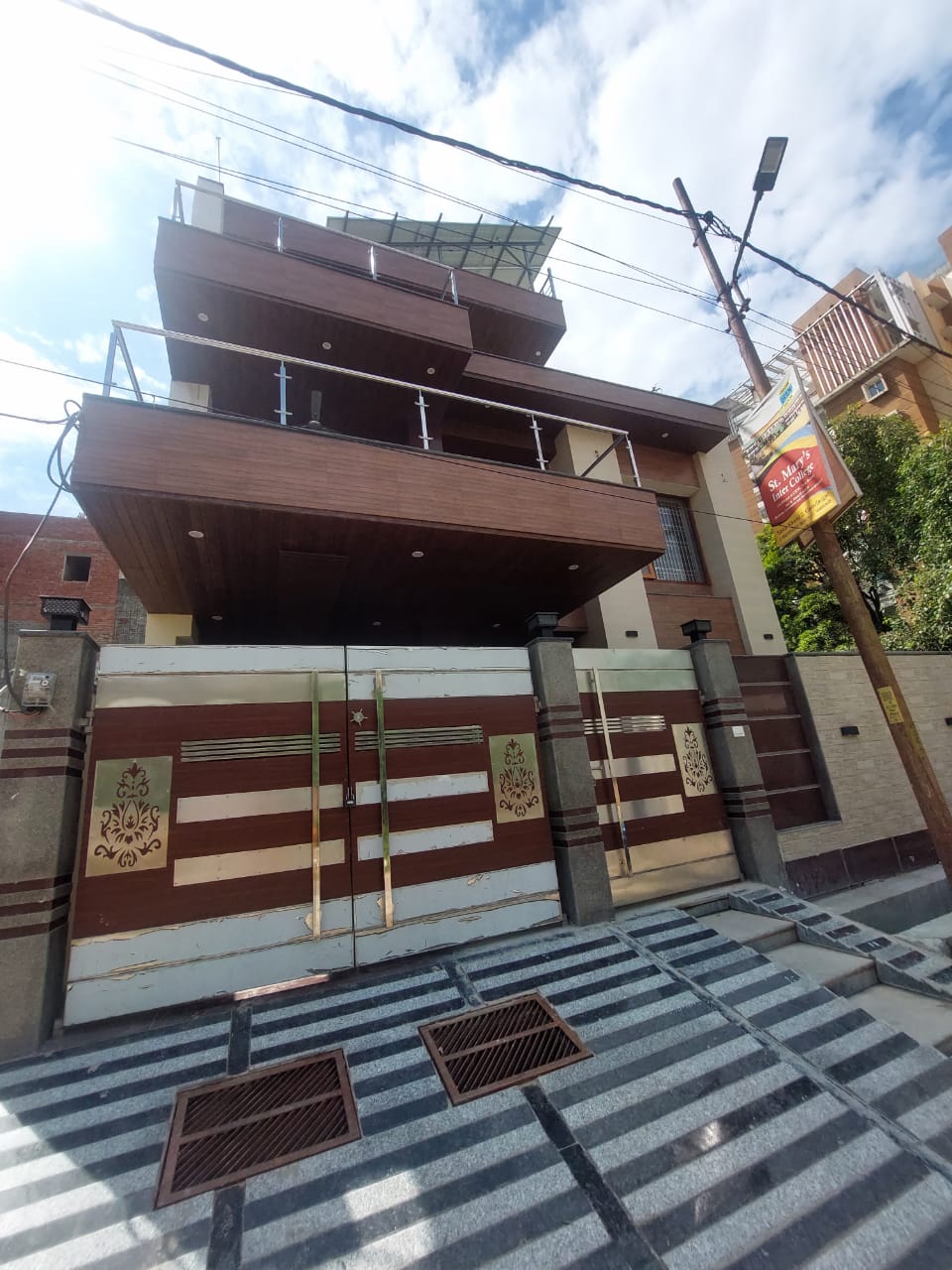 Rental 4 Bedroom 2152 Sq.Ft. Independent House in DLF Vibhuti Khand
