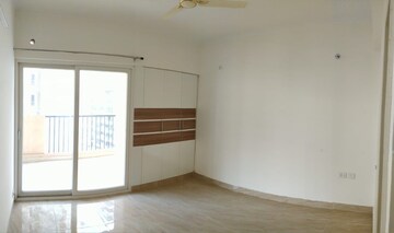 Room in 3 BHK Apartment at Gaur City 2 - 14th Avenue, Sector 16c Greater Noida – for Rent