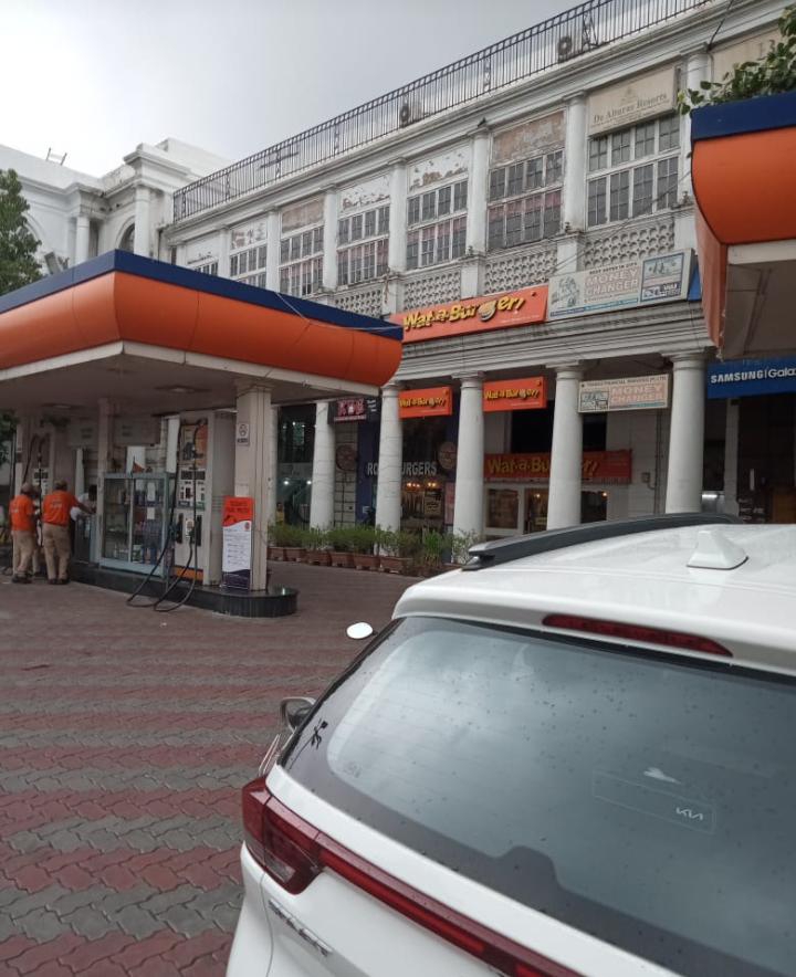 Rental Commercial Showroom 430 Sq.Ft. in Connaught Place Delhi 5850666