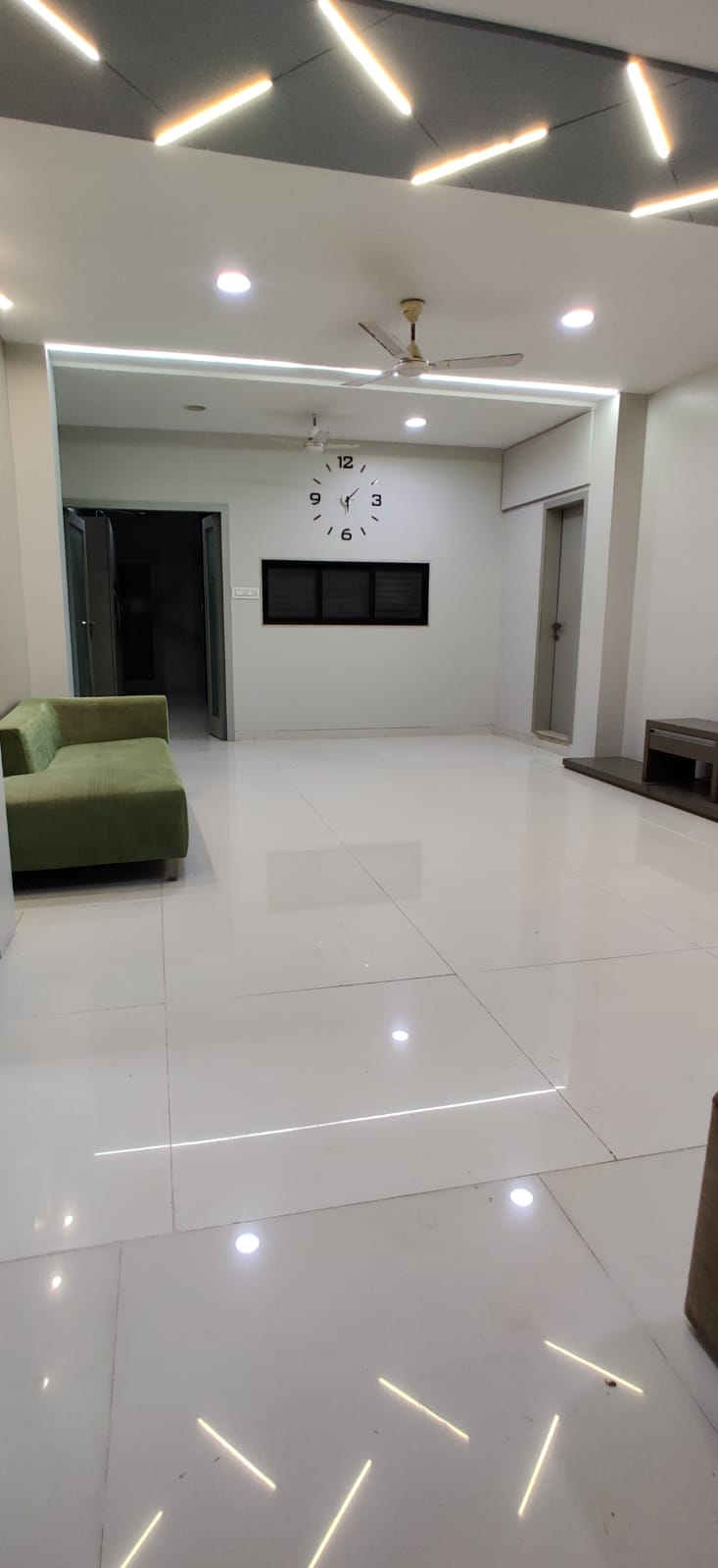 Rental 2 Bedroom 1000 Sq.Ft. Apartment in Kemps Corner Mumbai 5854440