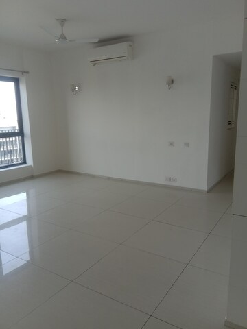 Room in 3 BHK Apartment at Ireo Skyon, Sector 60 – for Rent