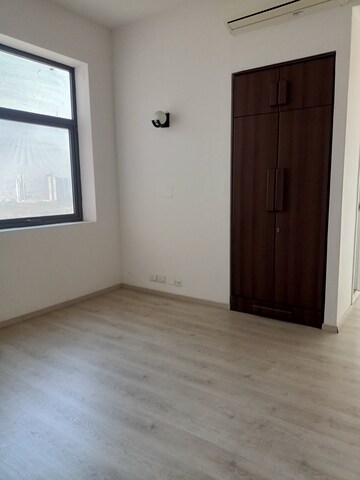 Room in 3 BHK Apartment at Ireo Skyon, Sector 60 – for Rent