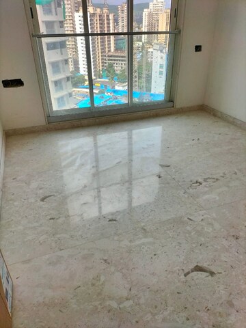 Room in 2 BHK Apartment at Yari Road – for Rent