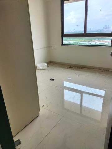 Room in 2 BHK Apartment at Yari Road – for Rent