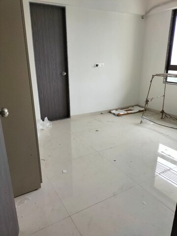 Master Bedroom in 2 BHK Apartment at Yari Road – for Rent