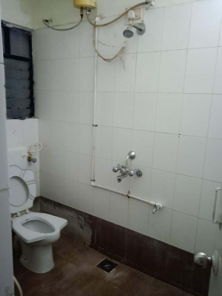 Bathroom, goel-ganga-hill-mist-garden 3 Bedroom 1450 Sq.Ft. Apartment In Kondhwa Pune 5863023