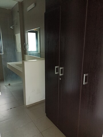 Room in 4 BHK Apartment at Ireo Skyon, Sector 60 – for Rent