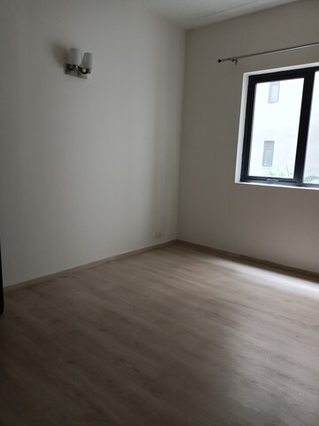 Room in 4 BHK Apartment at Ireo Skyon, Sector 60 – for Rent