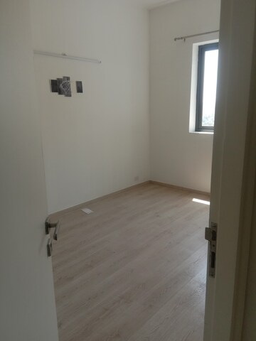 Room in 3 BHK Apartment at Ireo Skyon, Sector 60 – for Rent