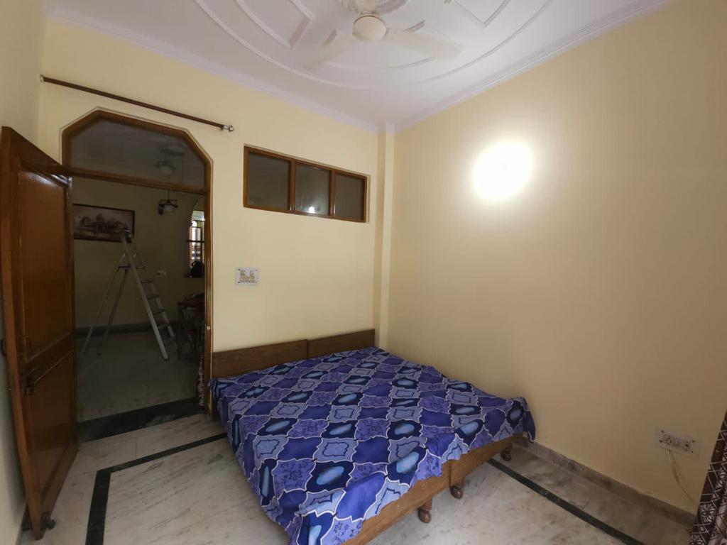 Resale 3 Bedroom 1000 Sq.Ft. Builder Floor in Hari Nagar Delhi 5875770