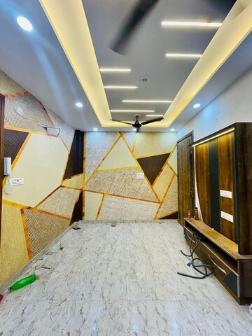 Room in 3 BHK Builder Floor at Dwarka Mor – for Sale
