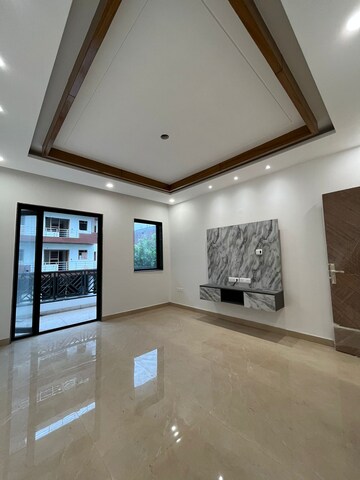 Room in 4 BHK Builder Floor at BPTP Eden Estate, Sector 81 – for Sale