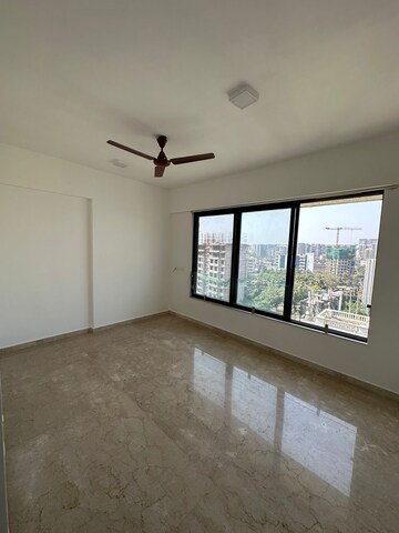 Room in 4 BHK Apartment at Juhu – for Rent