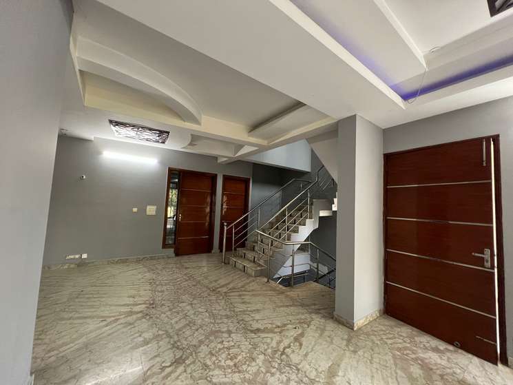 5 Bedroom 250 Sq.Mt. Independent House in Sector 27 Noida