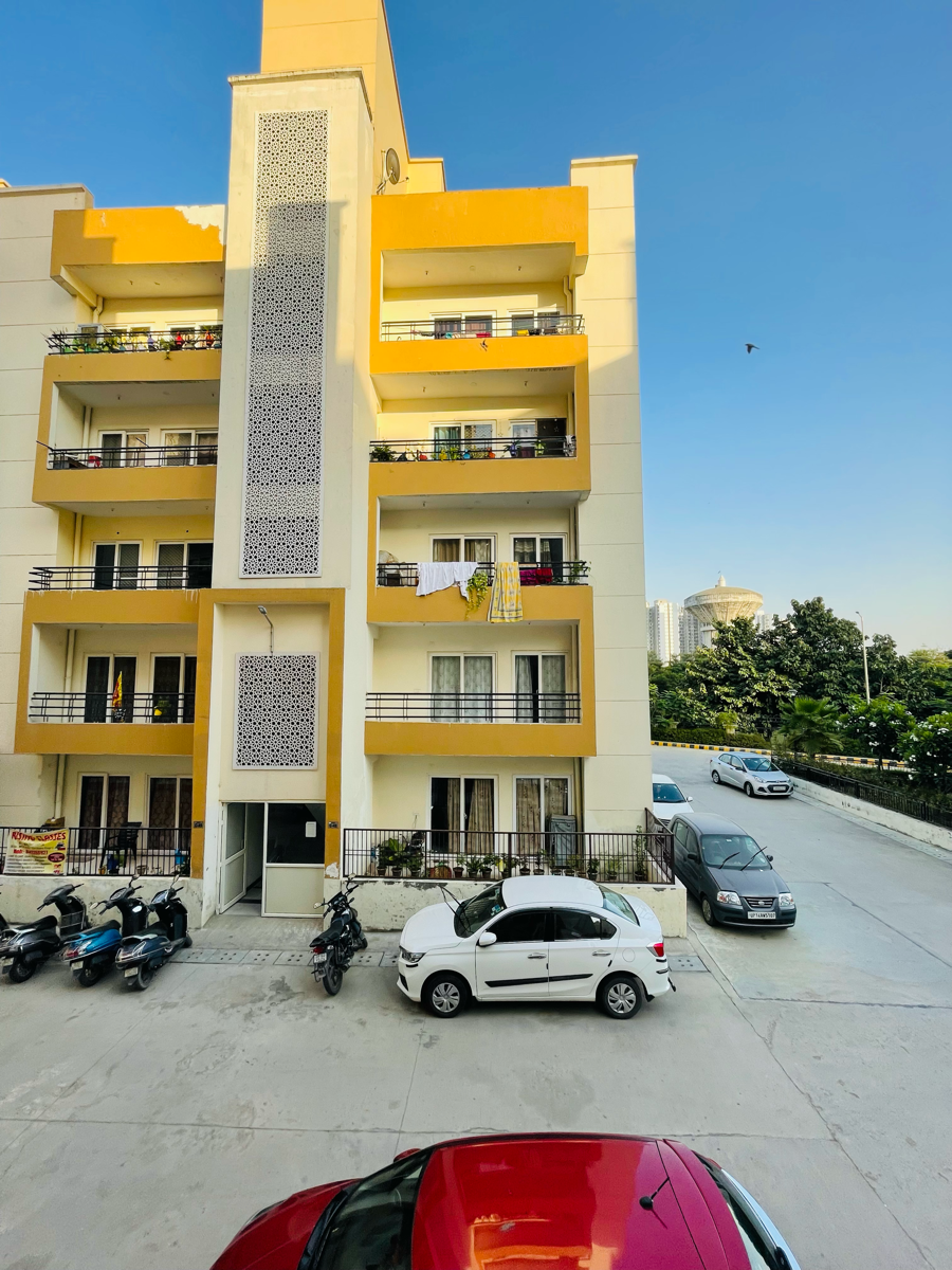 Resale 2 Bedroom 1055 Sq.Ft. Apartment in Amrapali Centurian Park